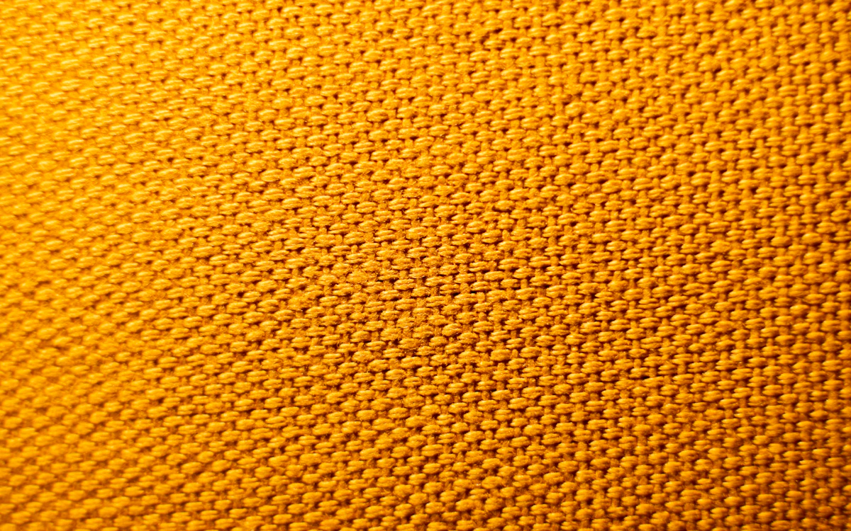 Orangefarbener Stoff mit weicher, aufgerauter Oberfläche.