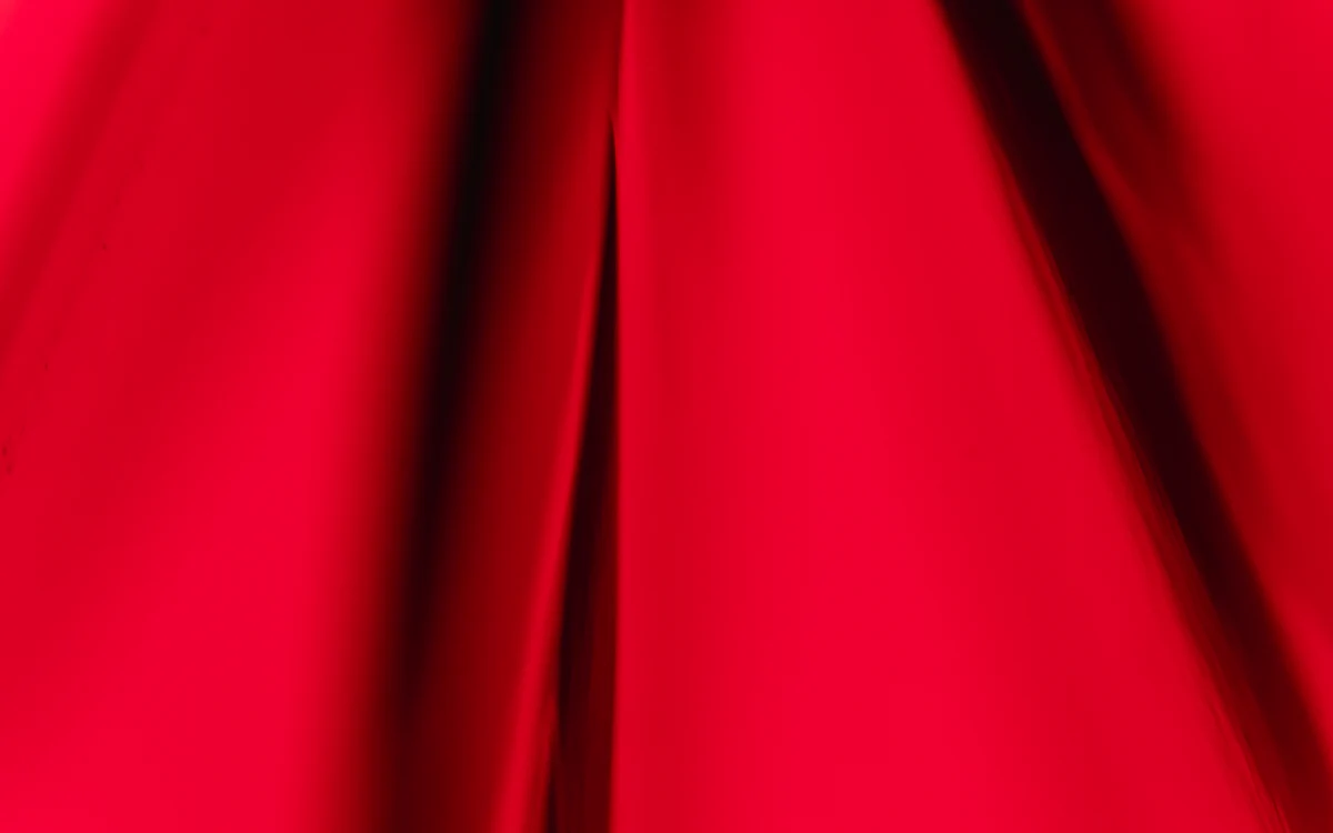 Roter Samtstoff in weichen Falten.