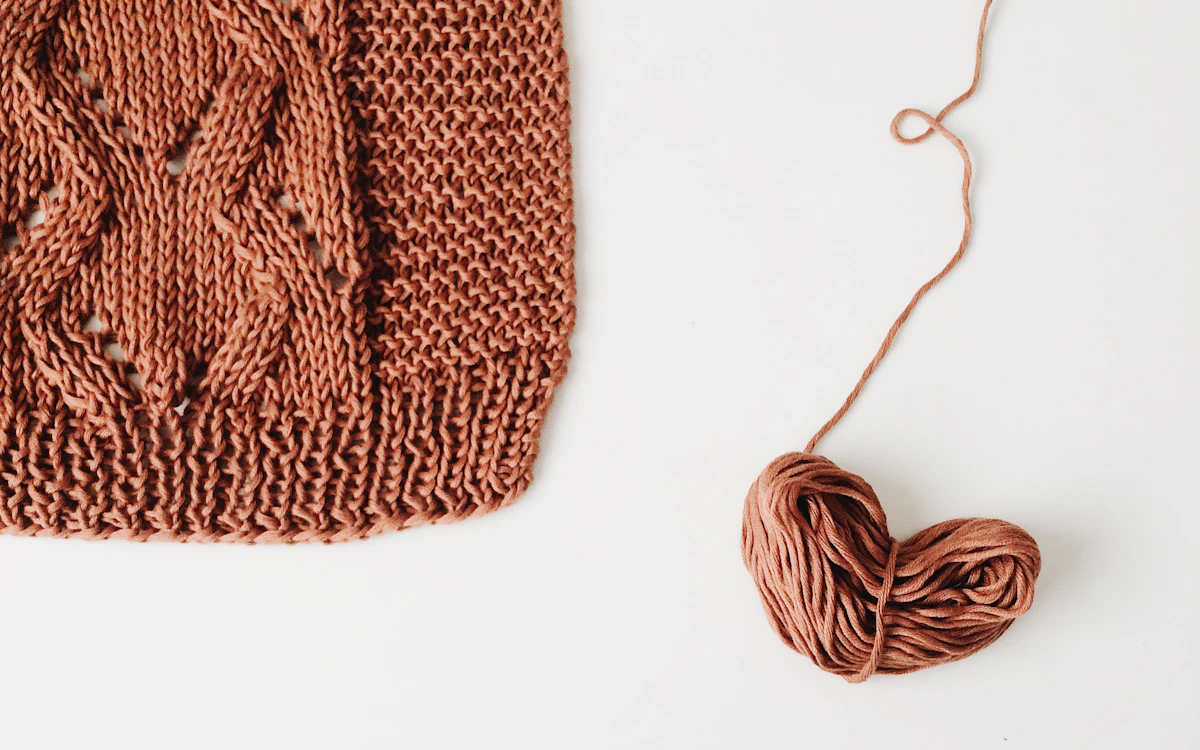 Rosé gefärbter Wollstoff mit Strickstruktur.