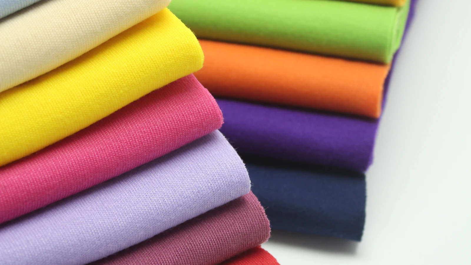 Gefaltete Unistoffe in vielen kräftigen Farben.